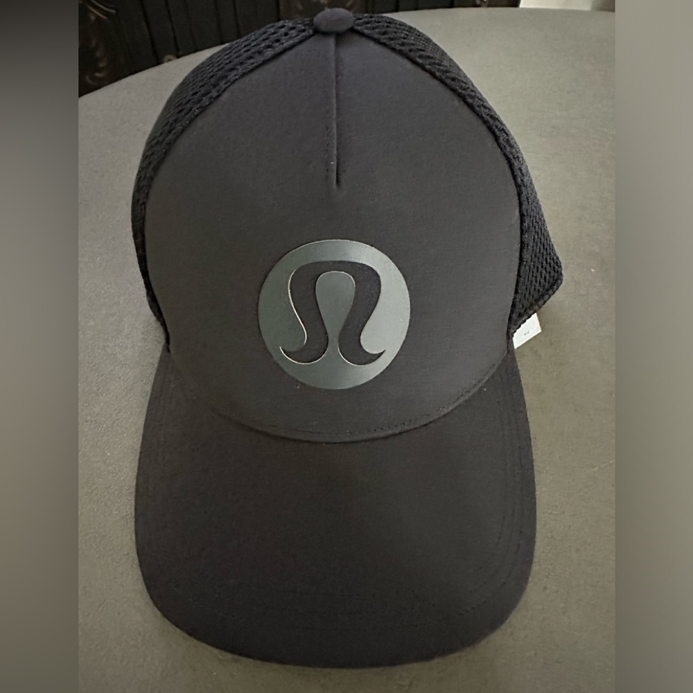 Lululemon black new trucker hat.